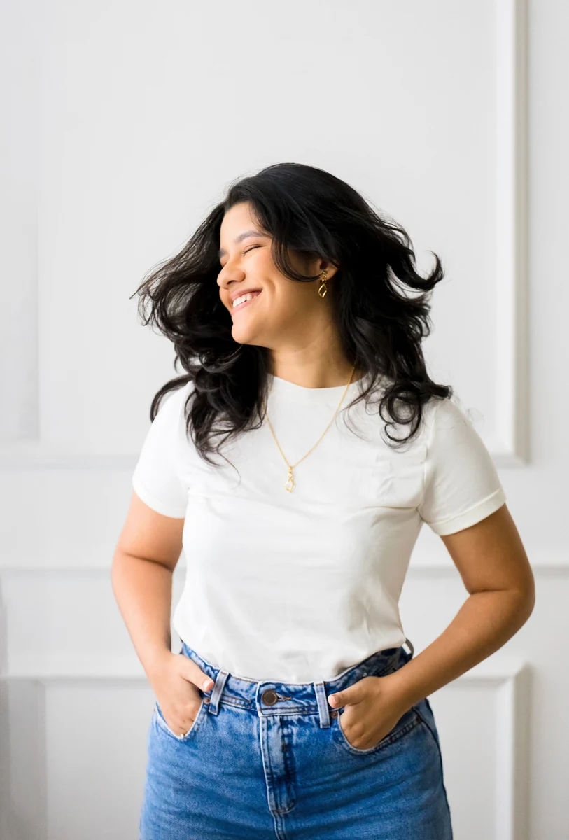 Anna Seixas sorrindo em pé